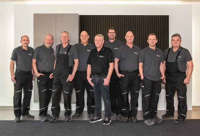 Mann und Frau auf braunem Ledersofa